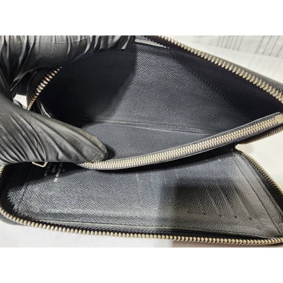 Authentic LOUIS VUITTON Taiga Leather Zippey Wallet Black - Picture 12 of 13